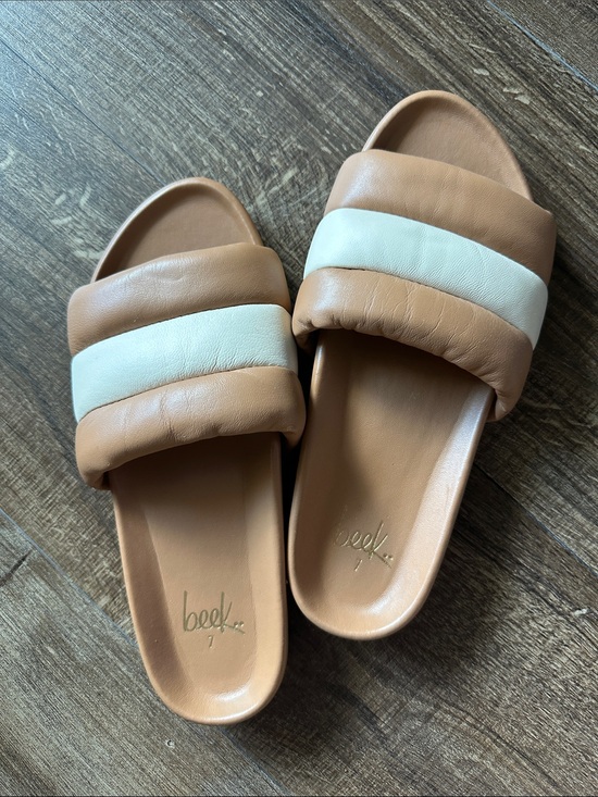 beek Shoes - beek Padded Slide Sandals in Tan and White